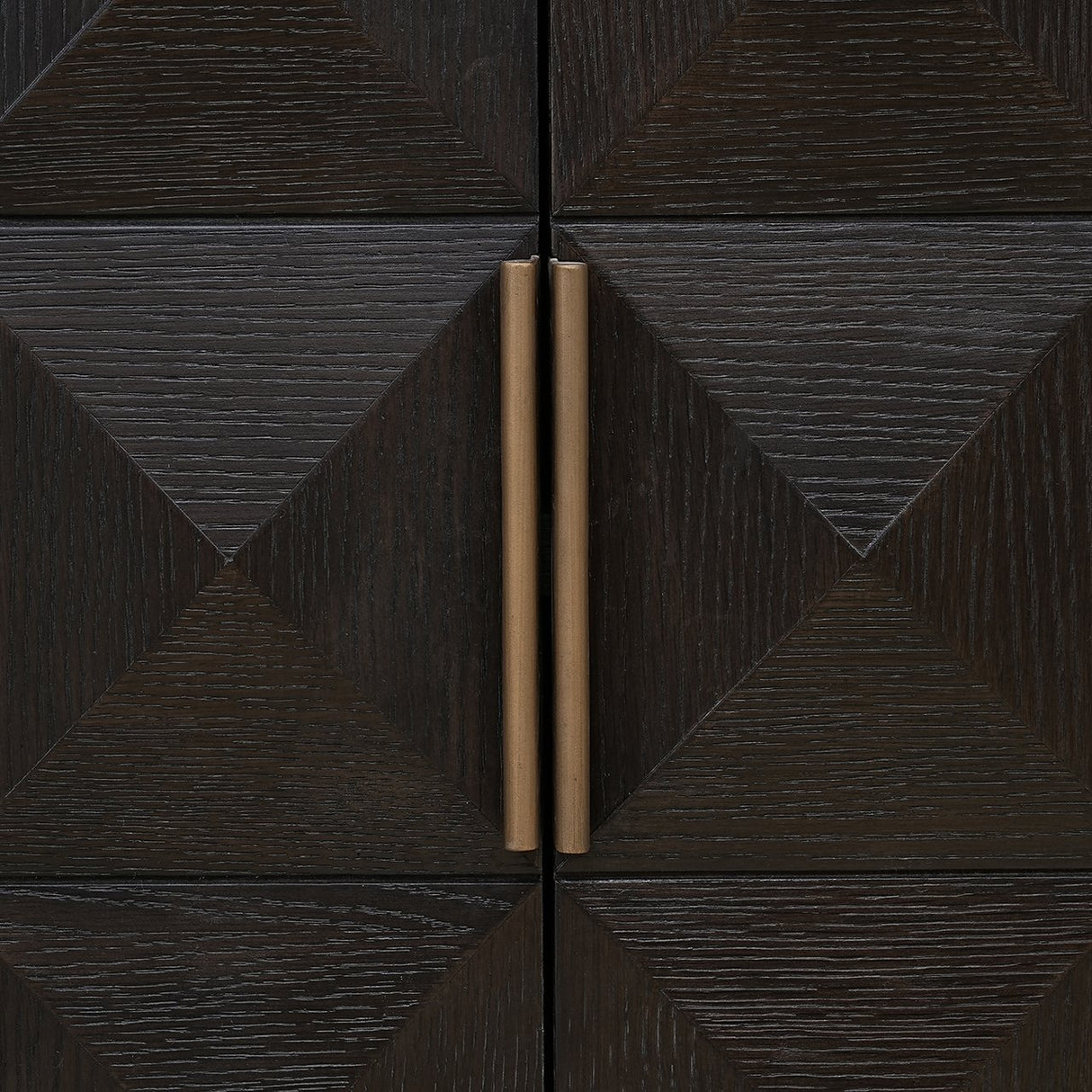 Dressoir Claremont 4-deurs (Brown) van Richmond Interiors – Luxe comfort op maat van PureWonen. Vraag naar de beste prijs.