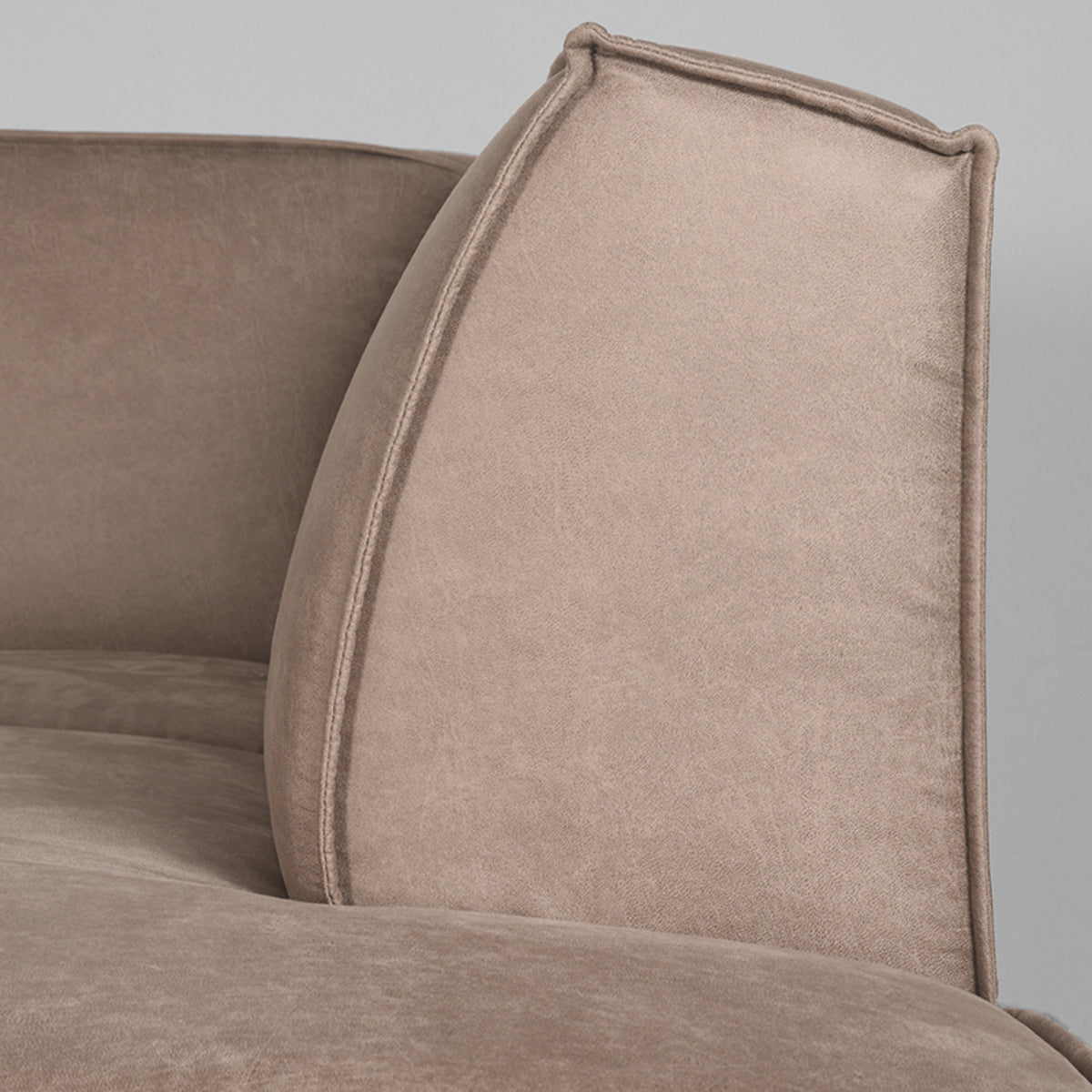 LABEL51 Hoekbank Kay - Taupe - Microfiber - Rechts van LABEL51 – Luxe comfort op maat van PureWonen. Vraag naar de beste prijs.