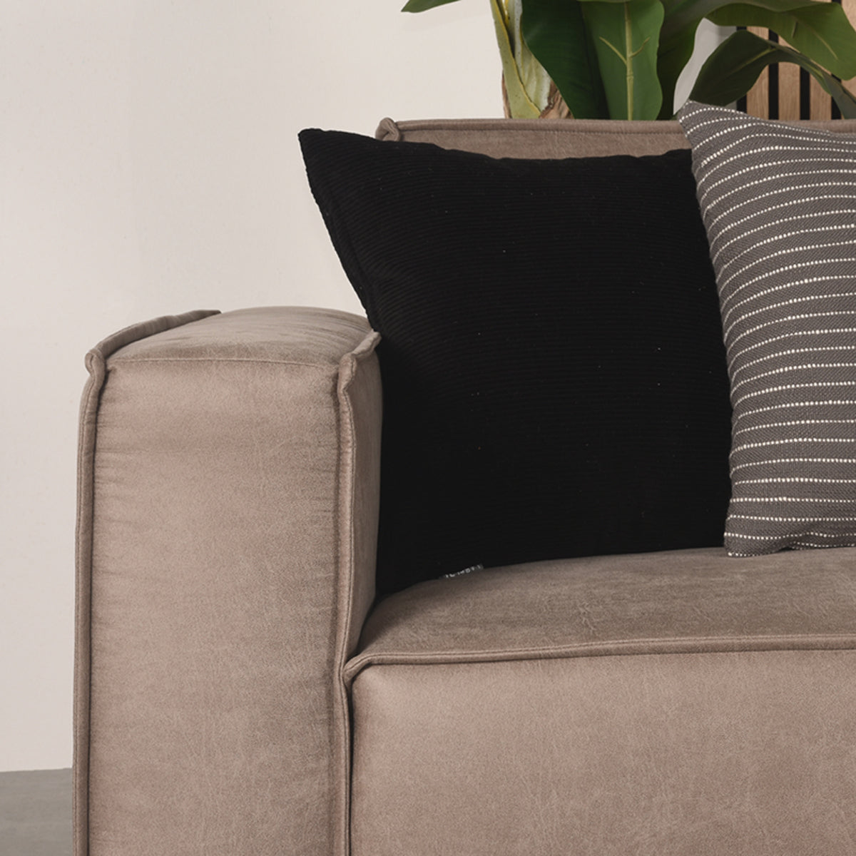 LABEL51 Hoekbank Kay - Taupe - Microfiber - Rechts van LABEL51 – Luxe comfort op maat van PureWonen. Vraag naar de beste prijs.