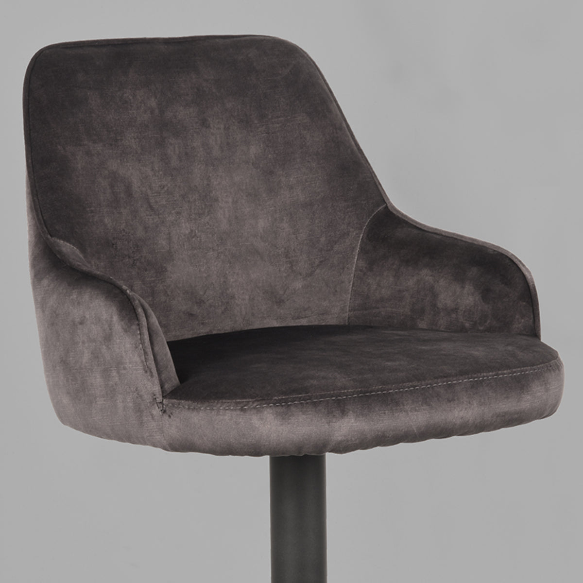 LABEL51 Barkruk Fender - Antraciet - Velours - Gaslift van LABEL51 – Luxe comfort op maat van PureWonen. Vraag naar de beste prijs.