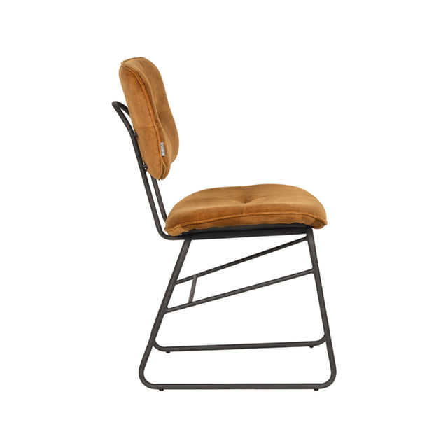 LABEL51 Eetkamerstoel Dez - Oker - Velours van LABEL51 – Luxe comfort op maat van PureWonen. Vraag naar de beste prijs.