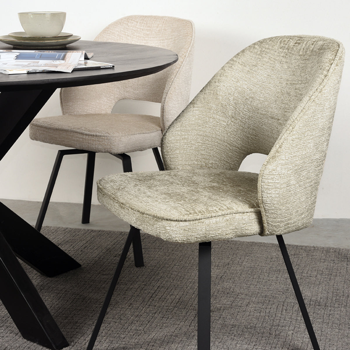 LABEL51 Eetkamerstoel Lewis - Beige - Fluweel van LABEL51 – Luxe comfort op maat van PureWonen. Vraag naar de beste prijs.