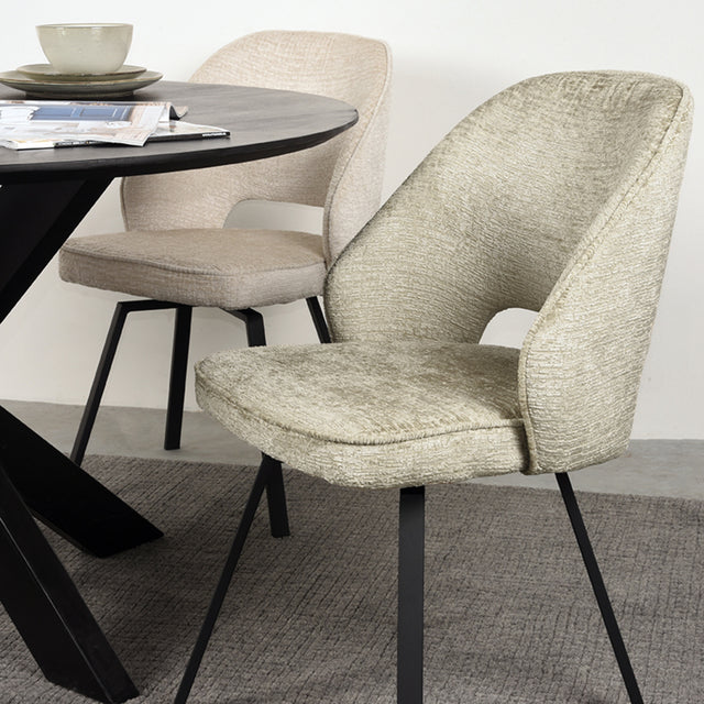 LABEL51 Eetkamerstoel Lewis - Beige - Fluweel van LABEL51 – Luxe comfort op maat van PureWonen. Vraag naar de beste prijs.