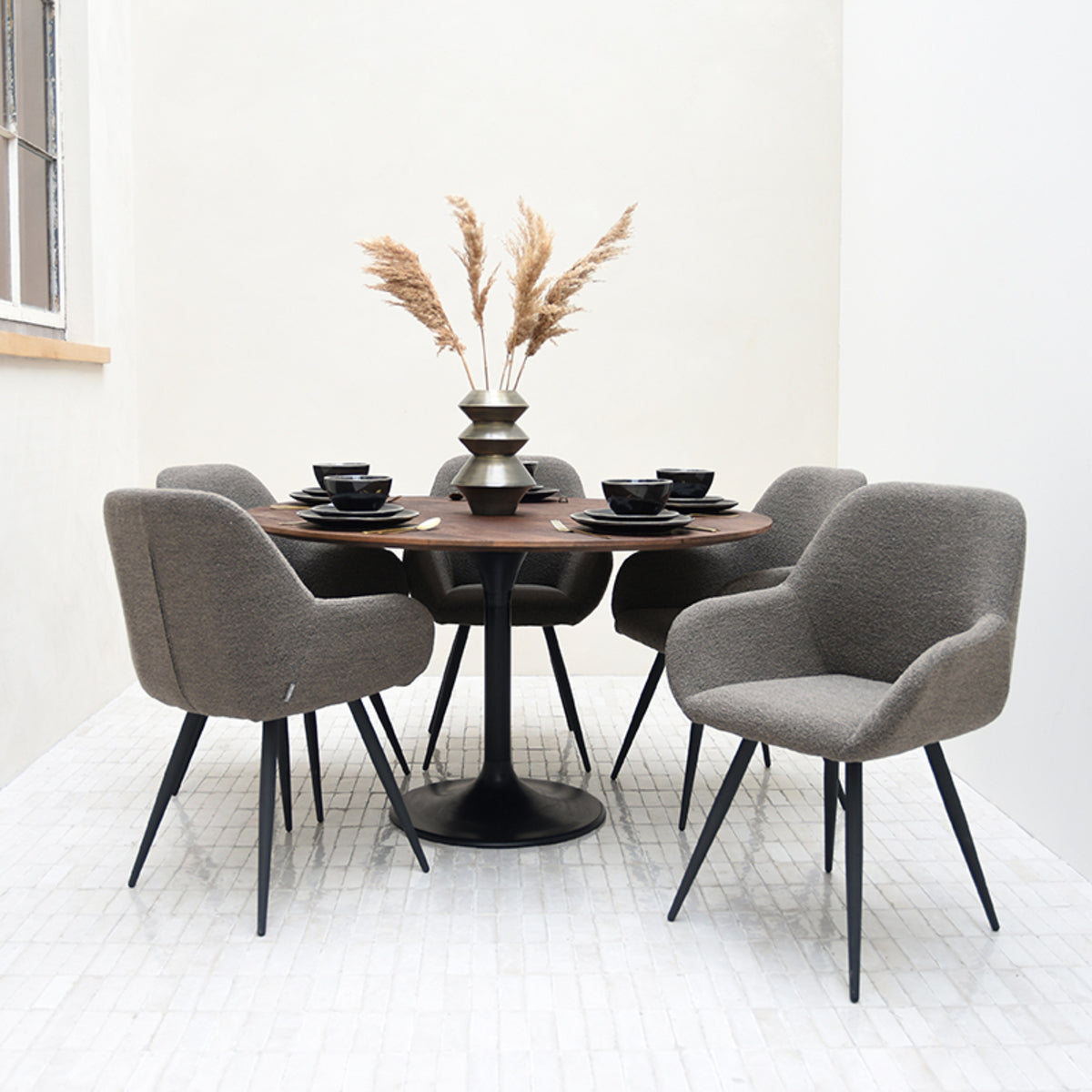 LABEL51 Eetkamertafel Otto - Espresso - Mangohout - 130 cm - Rond van LABEL51 – Luxe comfort op maat van PureWonen. Vraag naar de beste prijs.