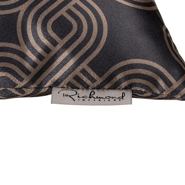 Kussen Meagan 50x50 (Monaco 23050 Chained Quadrant 75 - 8022 Twig) van Richmond Interiors – Luxe comfort op maat van PureWonen. Vraag naar de beste prijs.