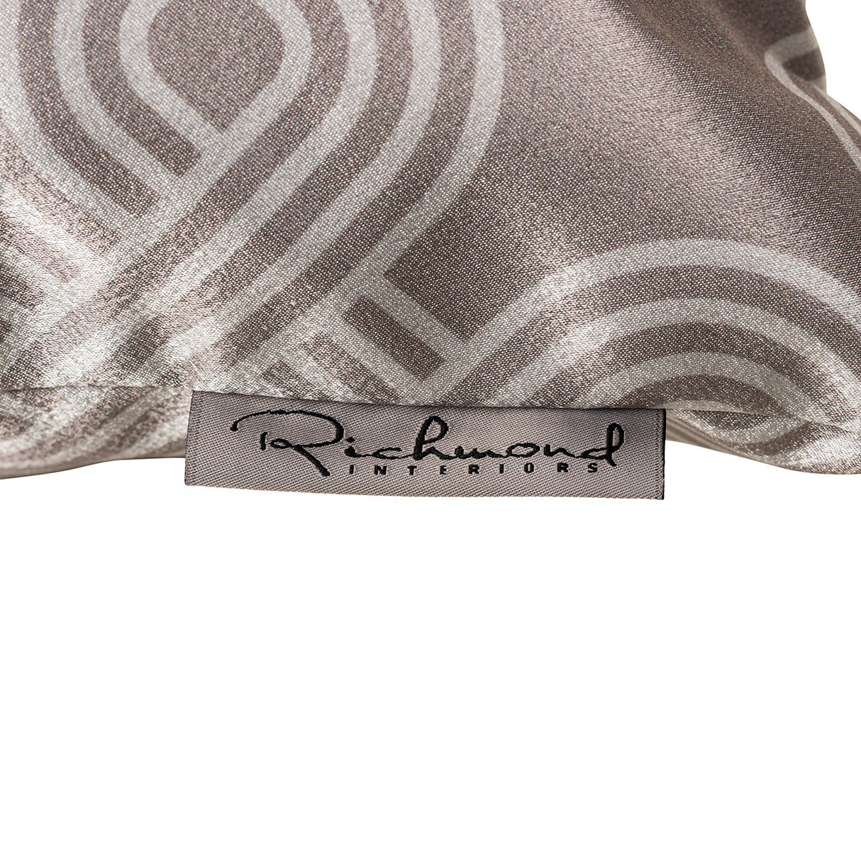 Kussen Mindy 50x50 (Monaco 23050 Chained Quadrant 75 - 0005 Cream) van Richmond Interiors – Luxe comfort op maat van PureWonen. Vraag naar de beste prijs.