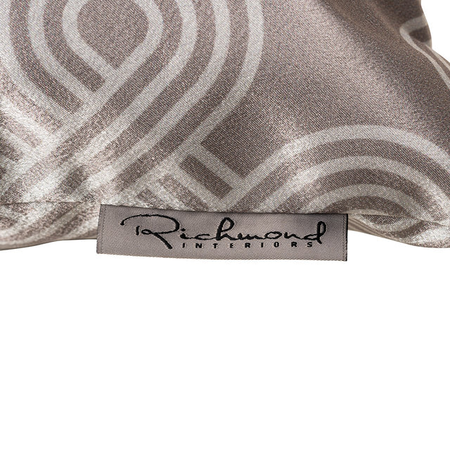 Kussen Mindy 50x50 (Monaco 23050 Chained Quadrant 75 - 0005 Cream) van Richmond Interiors – Luxe comfort op maat van PureWonen. Vraag naar de beste prijs.