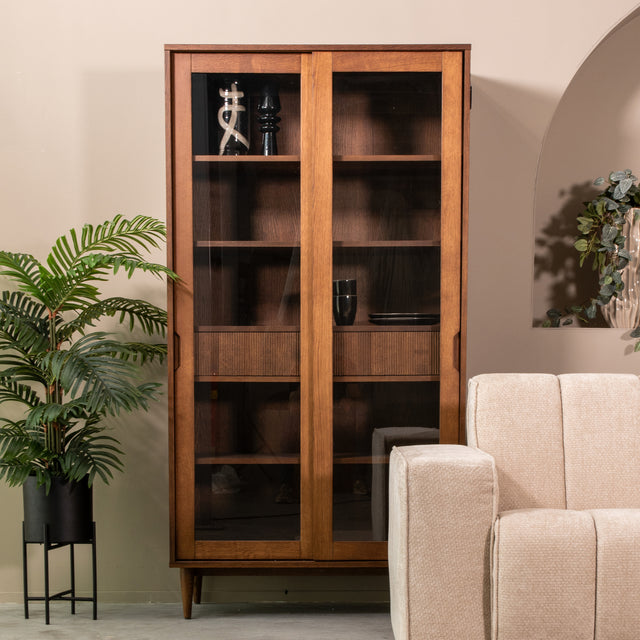 LABEL51 Vitrinekast Jule - Walnoot - Eiken - Vitrinekast van LABEL51 – Luxe comfort op maat van PureWonen. Vraag naar de beste prijs.