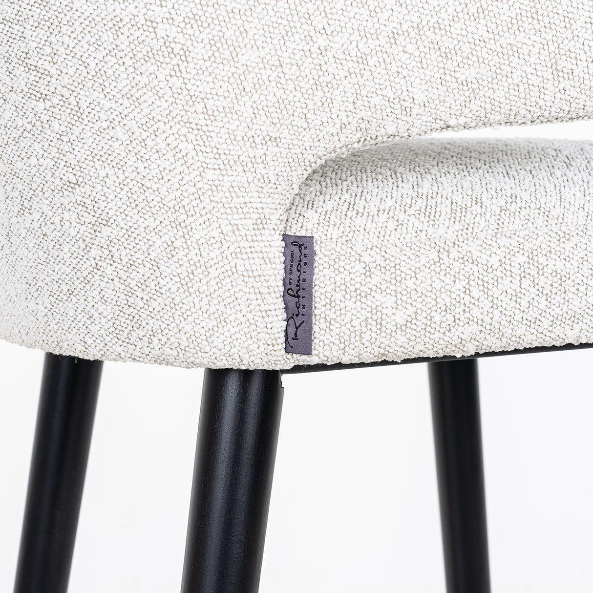 Barstoel Indigo van Richmond Interiors – Luxe comfort op maat van PureWonen. Vraag naar de beste prijs.