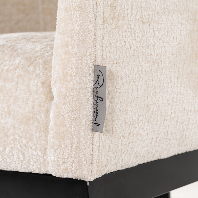 Stoel Emerson white chenille (Bergen 900 white chenille) van Richmond Interiors – Luxe comfort op maat van PureWonen. Vraag naar de beste prijs.