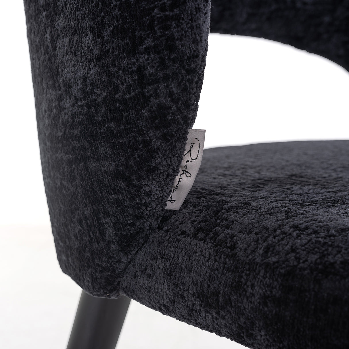 Stoel Savoy black chenille (Bergen 809 black chenille) van Richmond Interiors – Luxe comfort op maat van PureWonen. Vraag naar de beste prijs.