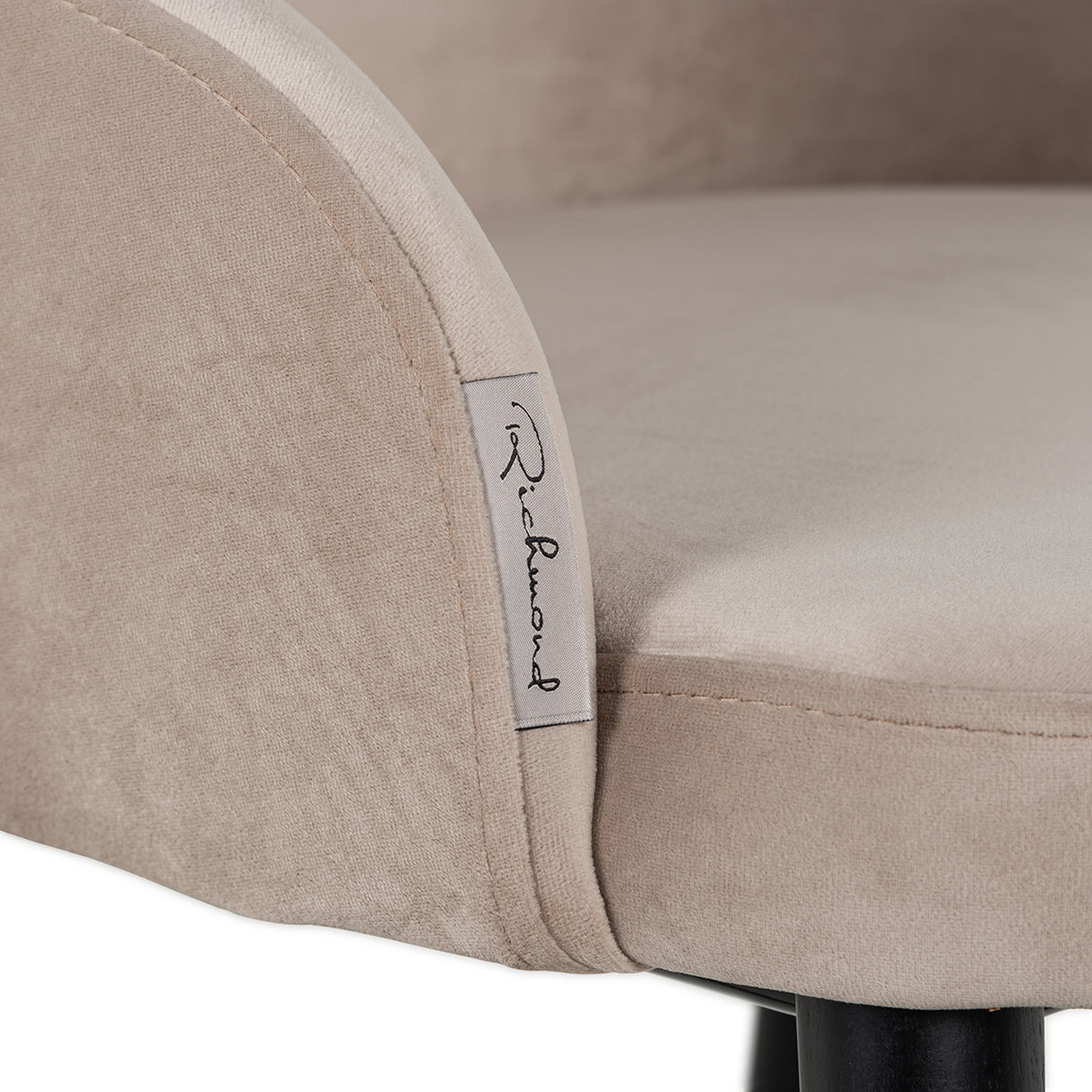 Stoel Twiggy khaki velvet (Quartz Khaki 903) van Richmond Interiors – Luxe comfort op maat van PureWonen. Vraag naar de beste prijs.