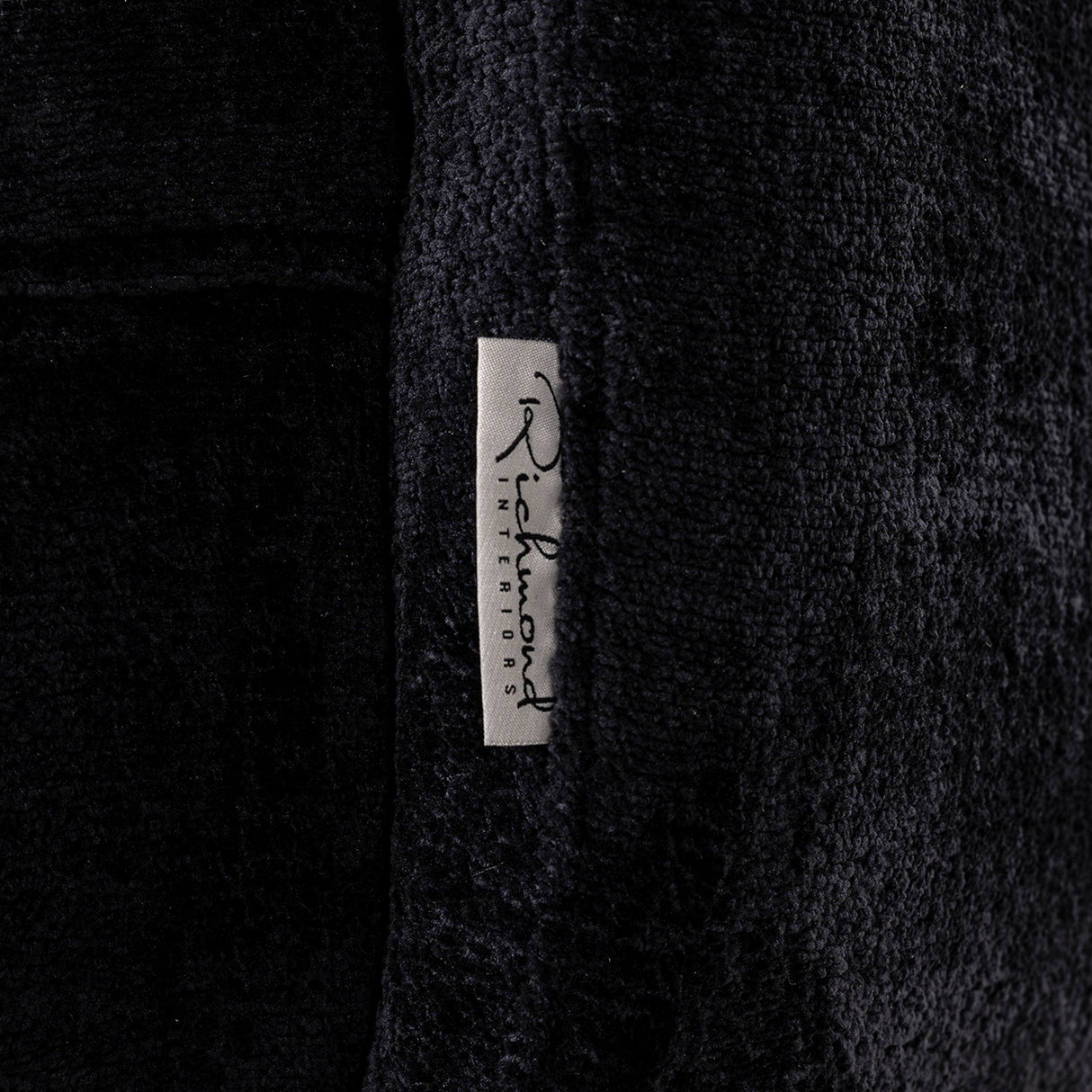 Draaifauteuil Turner black chenille (Bergen 809 black chenille) van Richmond Interiors – Luxe comfort op maat van PureWonen. Vraag naar de beste prijs.