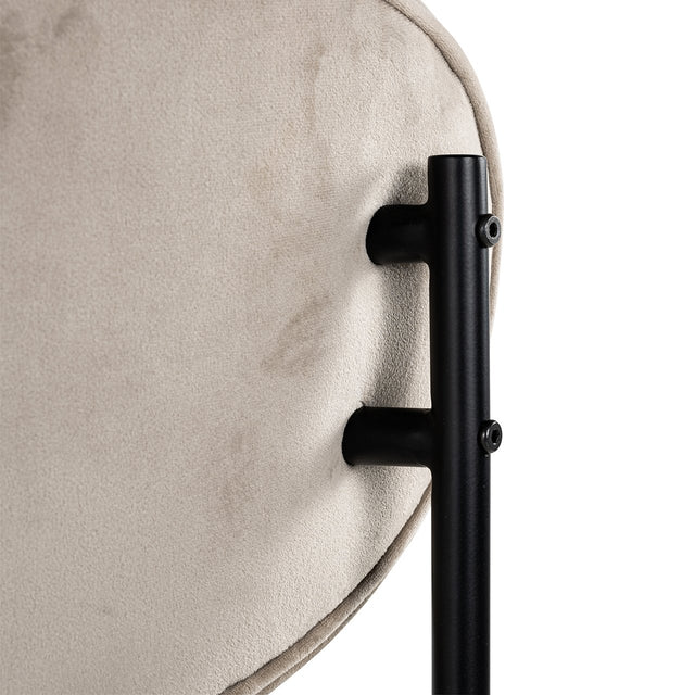 Stoel Kaylee khaki velvet (Quartz Khaki 903) van Richmond Interiors – Luxe comfort op maat van PureWonen. Vraag naar de beste prijs.