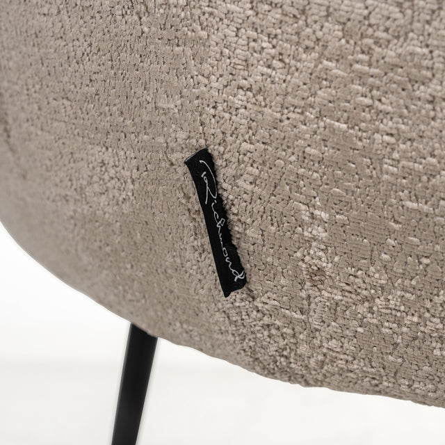 Stoel Ruby taupe chenille (Bergen 104 taupe chenille) van Richmond Interiors – Luxe comfort op maat van PureWonen. Vraag naar de beste prijs.