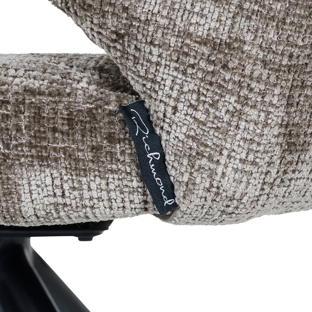 Draaistoel Milly stone chenille (Niagara 104 Stone Chenille) van Richmond Interiors – Luxe comfort op maat van PureWonen. Vraag naar de beste prijs.