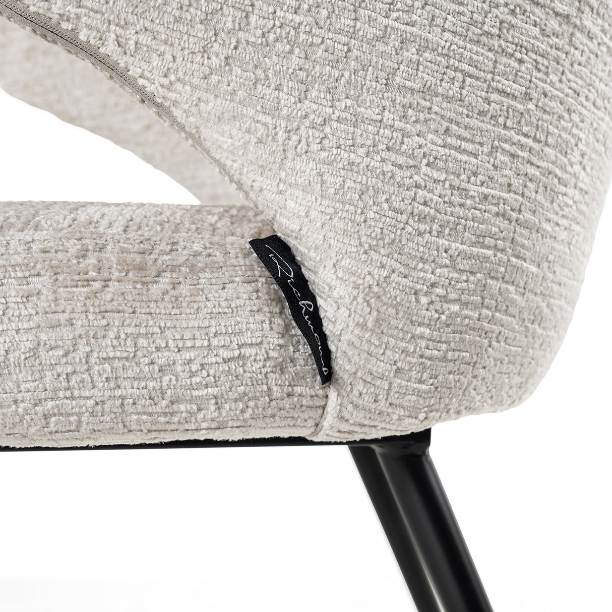 Stoel Xandra cream fusion (Fusion cream 02) van Richmond Interiors – Luxe comfort op maat van PureWonen. Vraag naar de beste prijs.