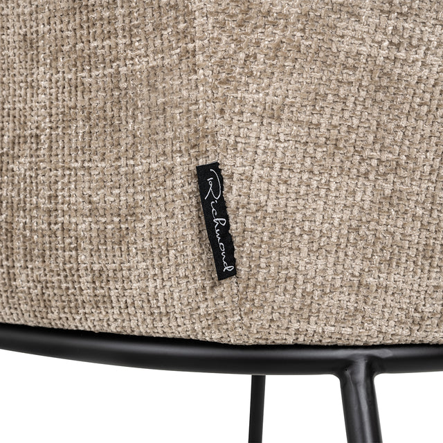 Stoel Bella desert renegade (Renegade desert 109) van Richmond Interiors – Luxe comfort op maat van PureWonen. Vraag naar de beste prijs.