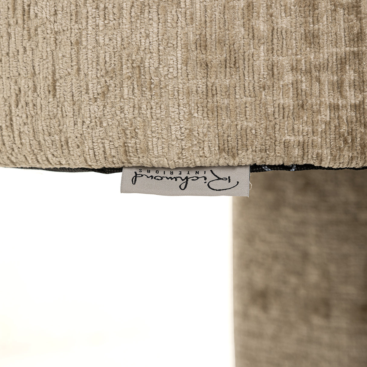Stoel Belle desert fusion fire retardant (FR-Fusion 109 desert) van Richmond Interiors – Luxe comfort op maat van PureWonen. Vraag naar de beste prijs.