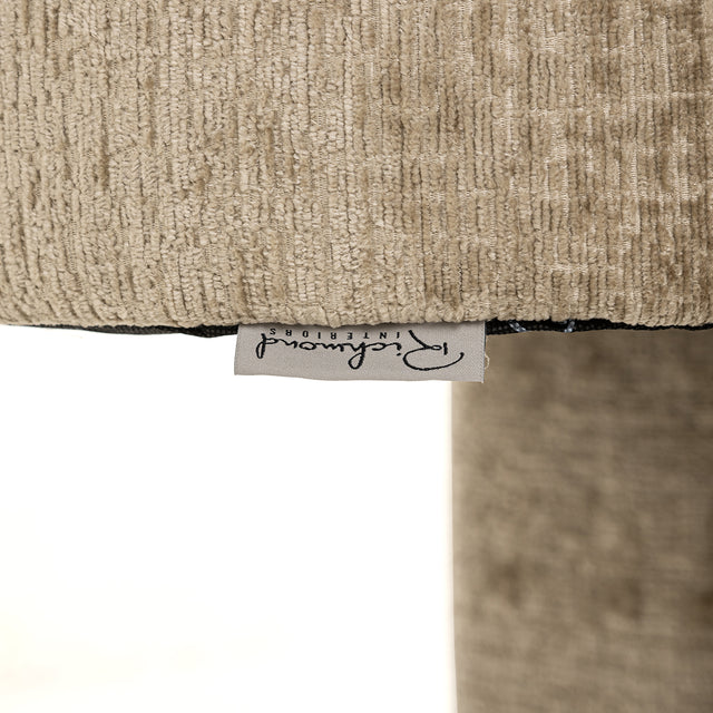 Stoel Belle desert fusion fire retardant (FR-Fusion 109 desert) van Richmond Interiors – Luxe comfort op maat van PureWonen. Vraag naar de beste prijs.