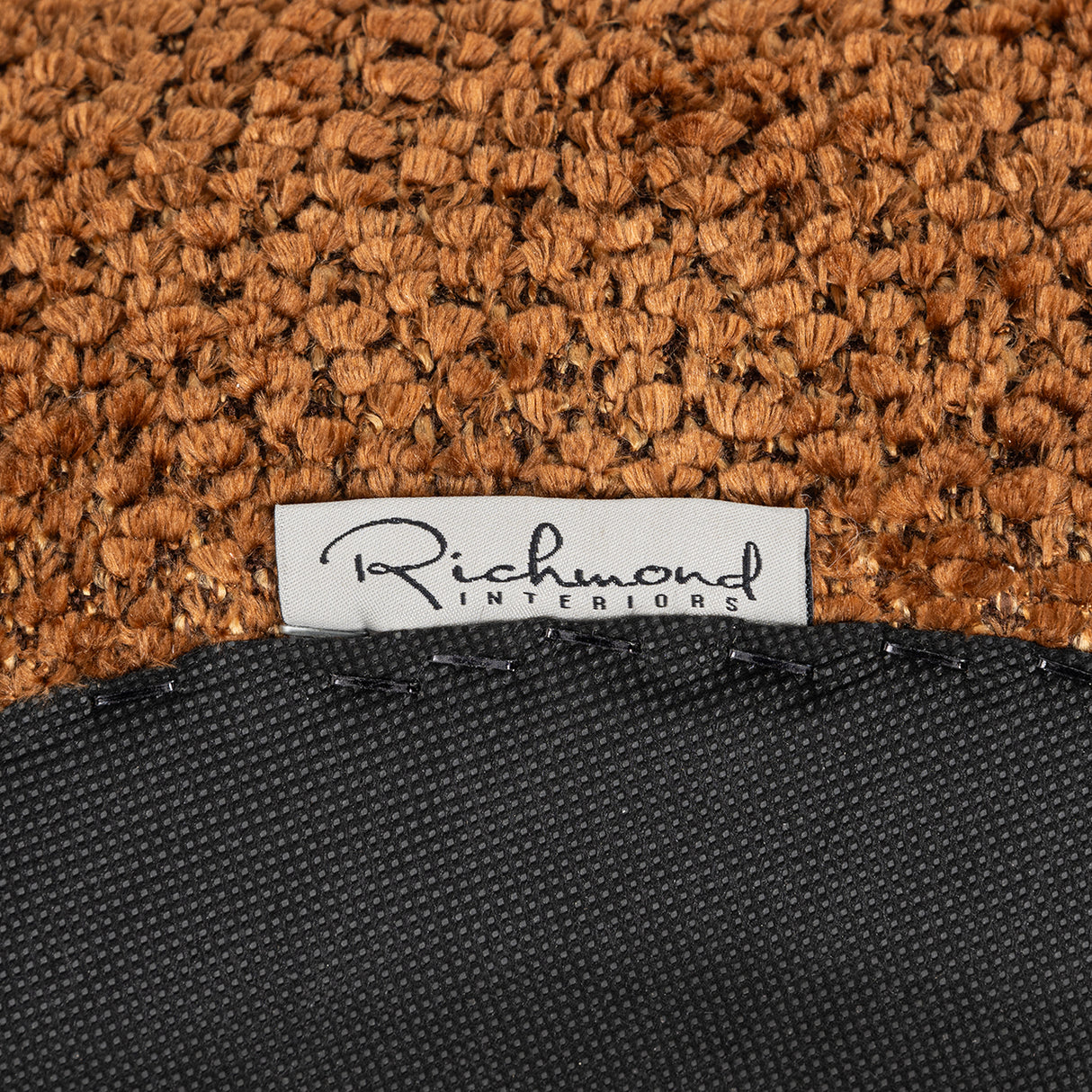 Poef Jace lovely cinnamon (Be Lovely 603 Cinnamon) van Richmond Interiors – Luxe comfort op maat van PureWonen. Vraag naar de beste prijs.