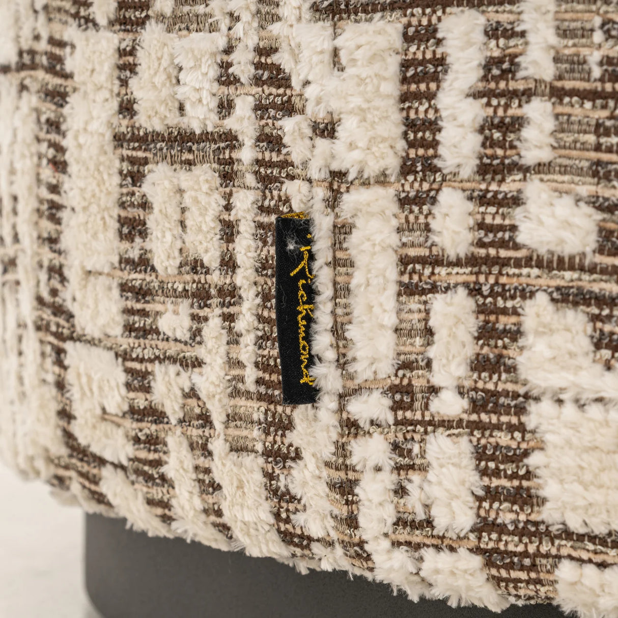 Poef & Voetenbank Lexie cream 70Ø van Richmond Interiors – Luxe comfort op maat van PureWonen. Vraag naar de beste prijs.