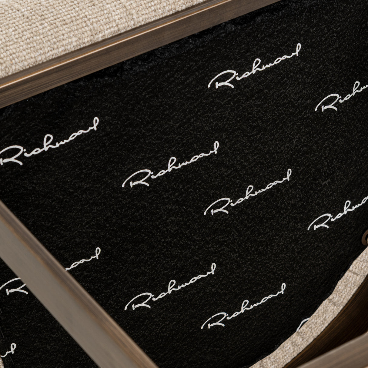 Barstoel Ellis biscotti van Richmond Interiors – Luxe comfort op maat van PureWonen. Vraag naar de beste prijs.