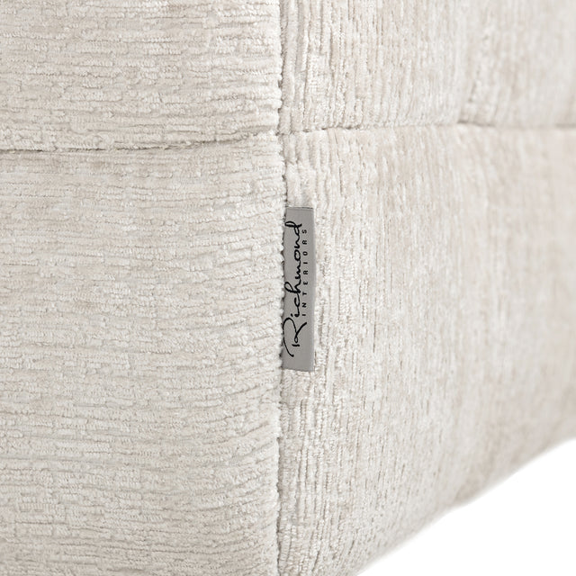 Poef Merrol cream fusion fire retardant (FR-Fusion 02 Cream) van Richmond Interiors – Luxe comfort op maat van PureWonen. Vraag naar de beste prijs.