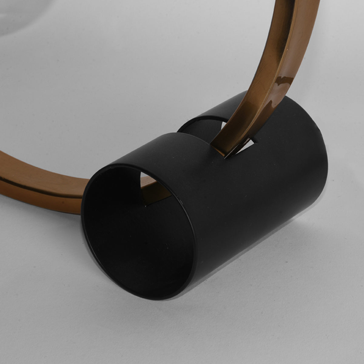 LABEL51 Tafellamp Ring - Antiek goud - Metaal van LABEL51 – Luxe comfort op maat van PureWonen. Vraag naar de beste prijs.
