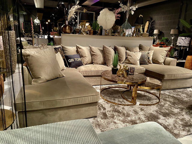 Hoek bank zoals op de foto stof juke KHAKI 51 van PureWonen – Luxe comfort op maat van PureWonen. Vraag naar de beste prijs.