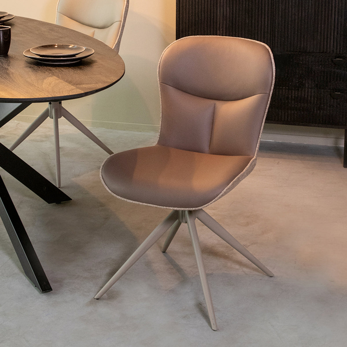 LABEL51 Eetkamerstoel Thorben - Bruin - Microfiber van LABEL51 – Luxe comfort op maat van PureWonen. Vraag naar de beste prijs.