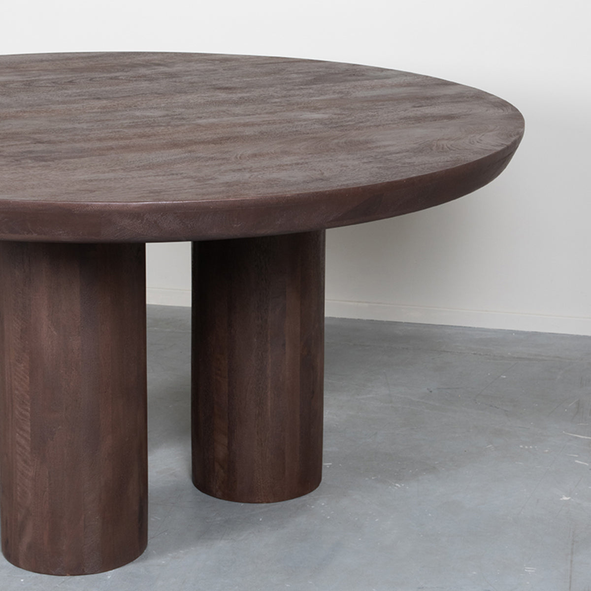 LABEL51 Eetkamertafel Olly - Espresso - Mangohout - 150x150 cm van LABEL51 – Luxe comfort op maat van PureWonen. Vraag naar de beste prijs.