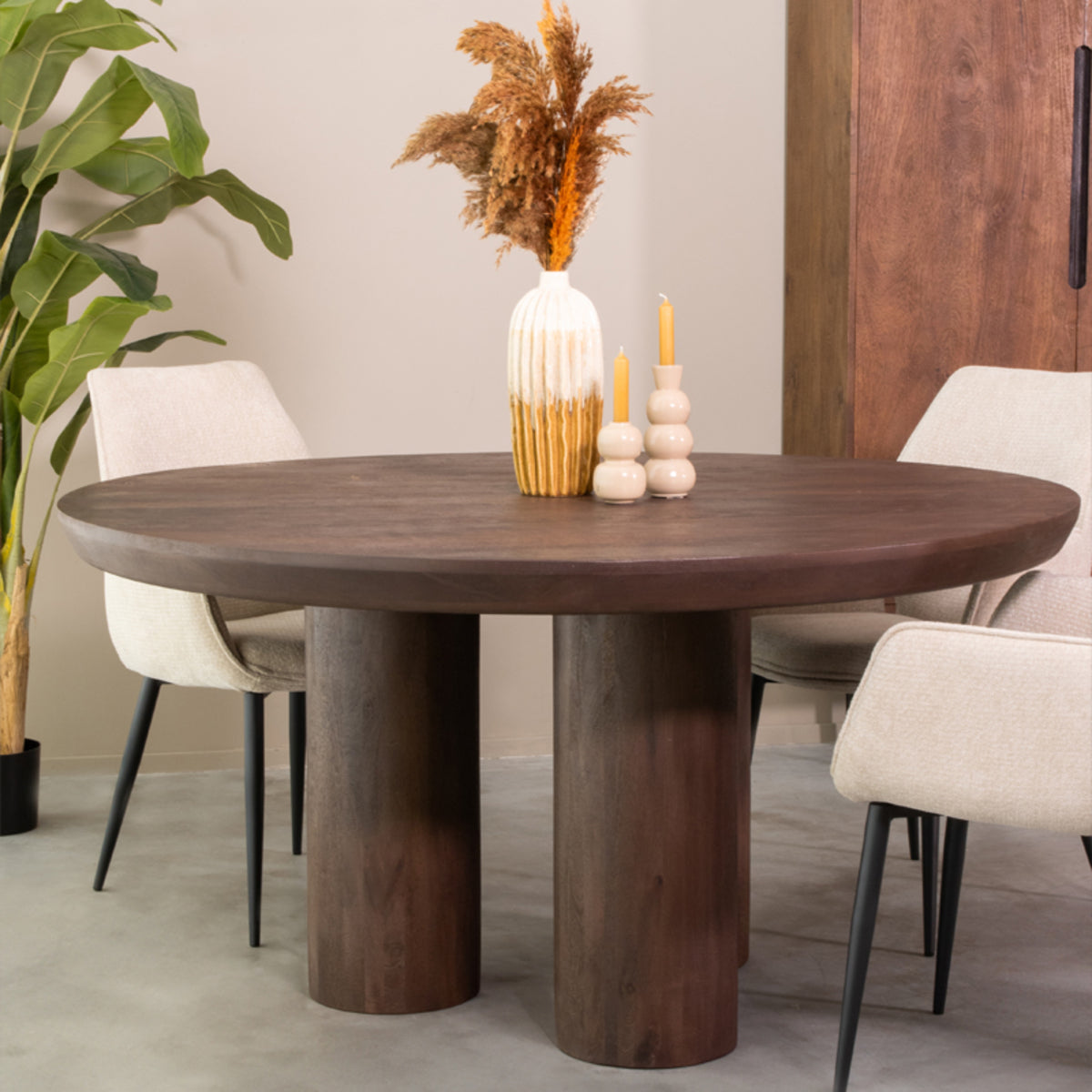 LABEL51 Eetkamertafel Olly - Espresso - Mangohout - 150x150 cm van LABEL51 – Luxe comfort op maat van PureWonen. Vraag naar de beste prijs.