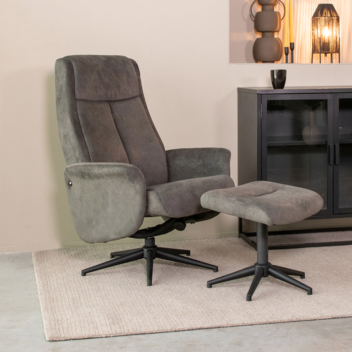 LABEL51 Fauteuil Bergen - Antraciet - Cosmo - Incl. Hocker van LABEL51 – Luxe comfort op maat van PureWonen. Vraag naar de beste prijs.