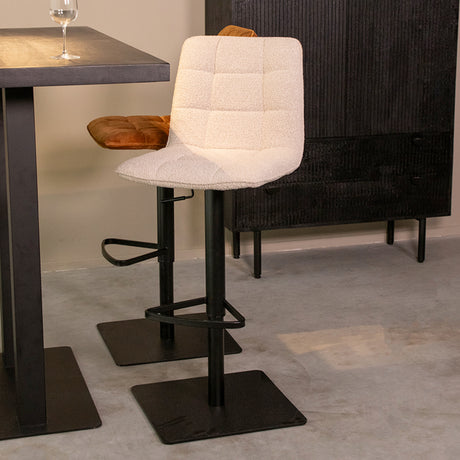 LABEL51 Barkruk Juul - Naturel - Boucle - Gaslift van LABEL51 – Luxe comfort op maat van PureWonen. Vraag naar de beste prijs.