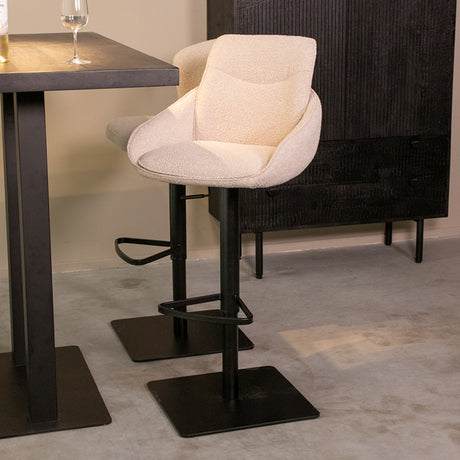 LABEL51 Barkruk Beauty - Naturel - Boucle - Gaslift van LABEL51 – Luxe comfort op maat van PureWonen. Vraag naar de beste prijs.