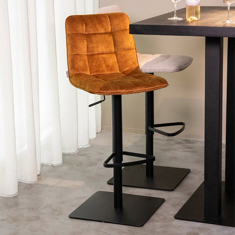 LABEL51 Barkruk Juul - Oker - Velours - Gaslift van LABEL51 – Luxe comfort op maat van PureWonen. Vraag naar de beste prijs.