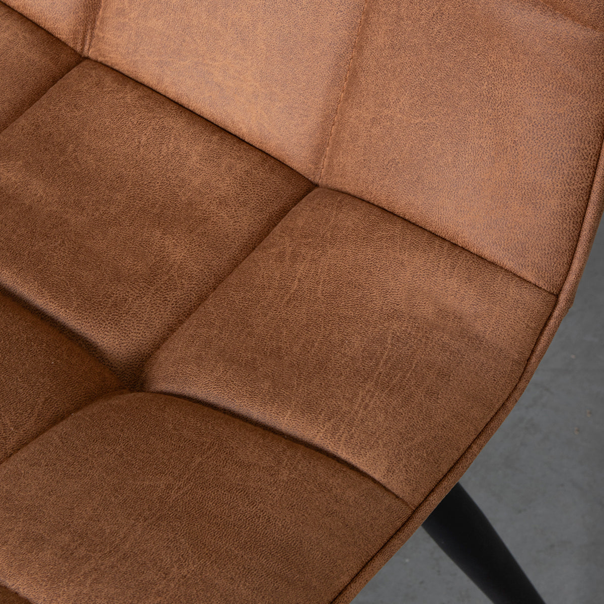 LABEL51 Eetkamerstoel Bistro - Cognac - Micro Suede - Black Frame van LABEL51 – Luxe comfort op maat van PureWonen. Vraag naar de beste prijs.
