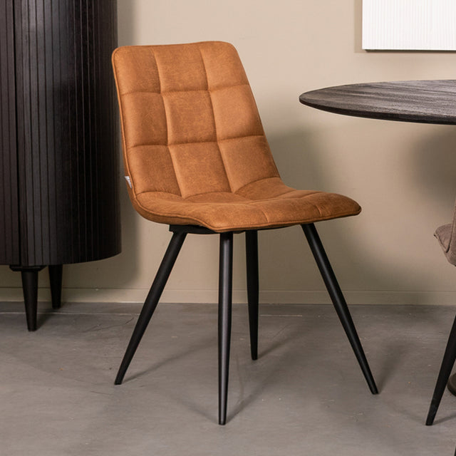 LABEL51 Eetkamerstoel Bistro - Cognac - Micro Suede - Black Frame van LABEL51 – Luxe comfort op maat van PureWonen. Vraag naar de beste prijs.