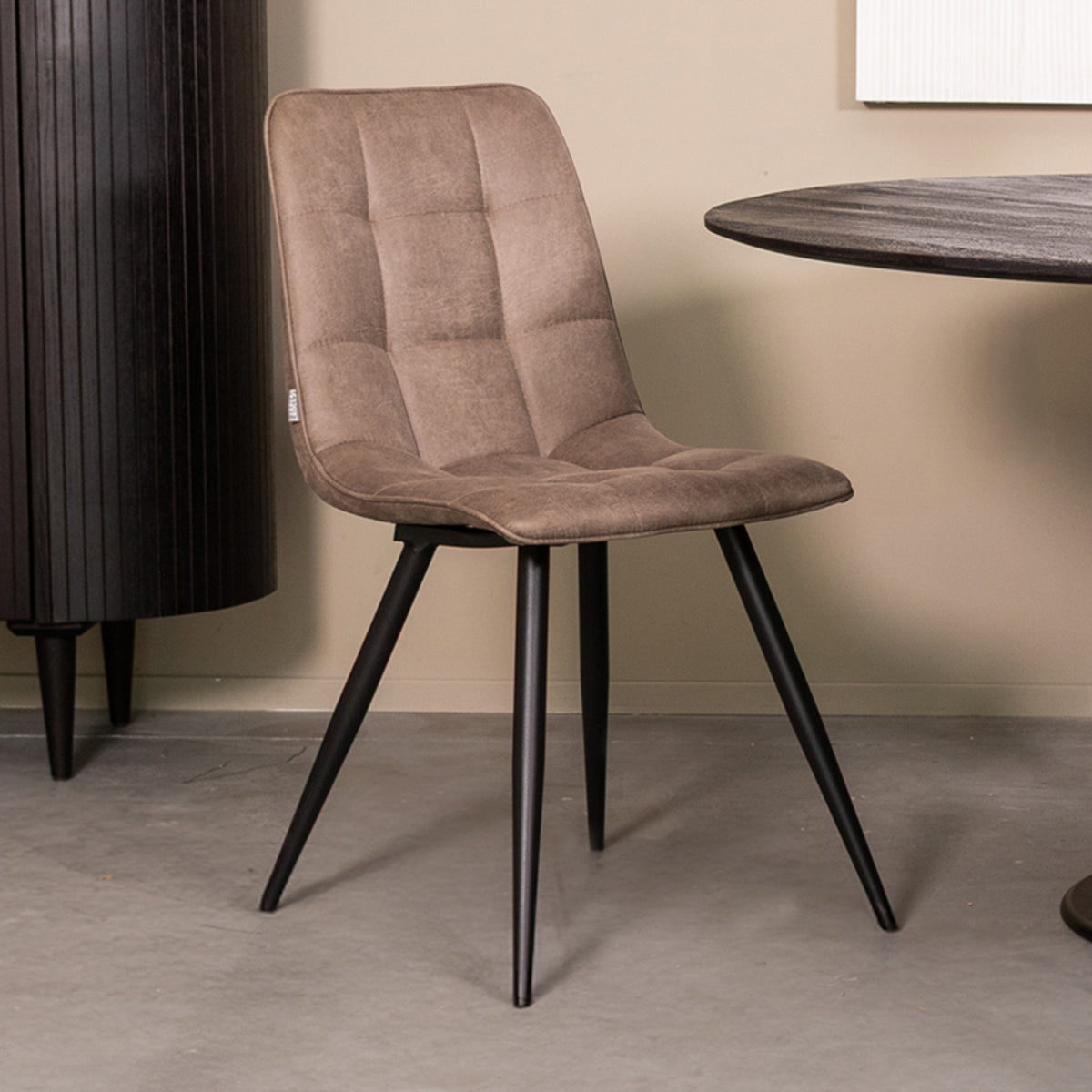 LABEL51 Eetkamerstoel Bistro - Taupe - Micro Suede - Black Frame van LABEL51 – Luxe comfort op maat van PureWonen. Vraag naar de beste prijs.