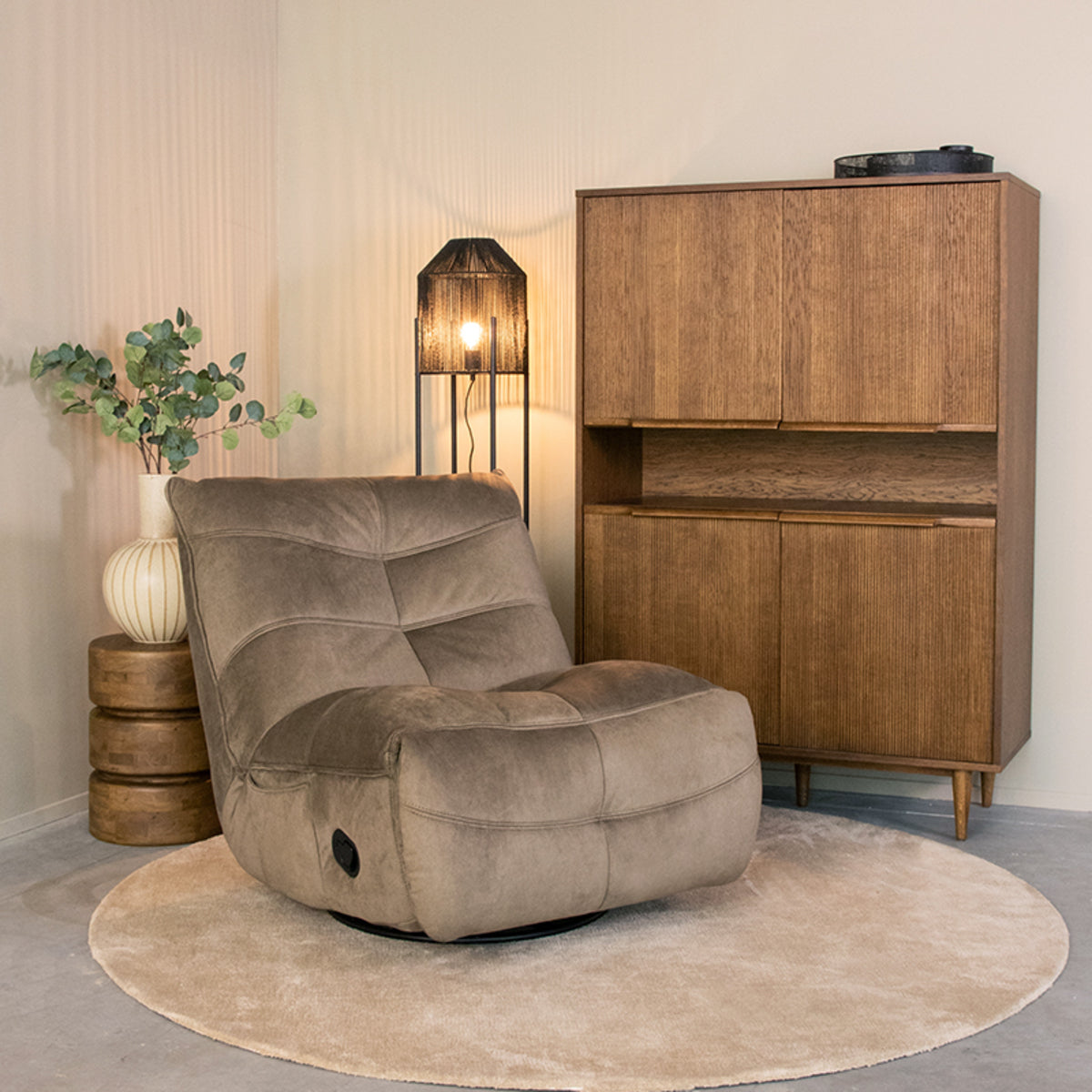 LABEL51 Fauteuil Take It Easy - Taupe - Cosmo van LABEL51 – Luxe comfort op maat van PureWonen. Vraag naar de beste prijs.