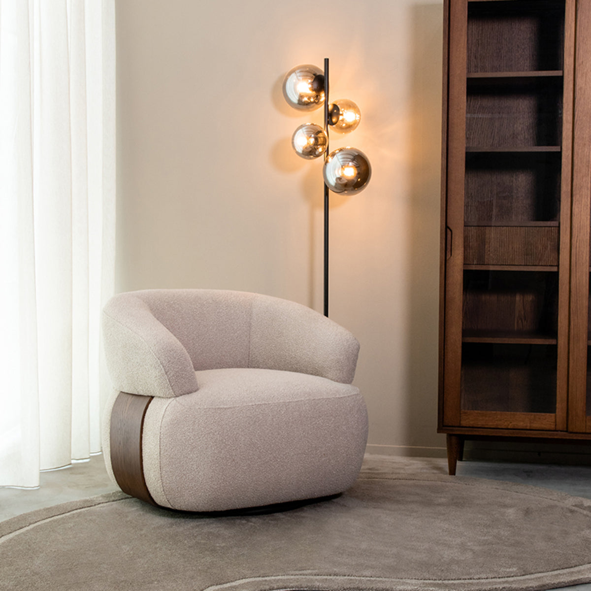 LABEL51 Fauteuil Valenza - Naturel - Boucle - Walnoot Eiken van LABEL51 – Luxe comfort op maat van PureWonen. Vraag naar de beste prijs.
