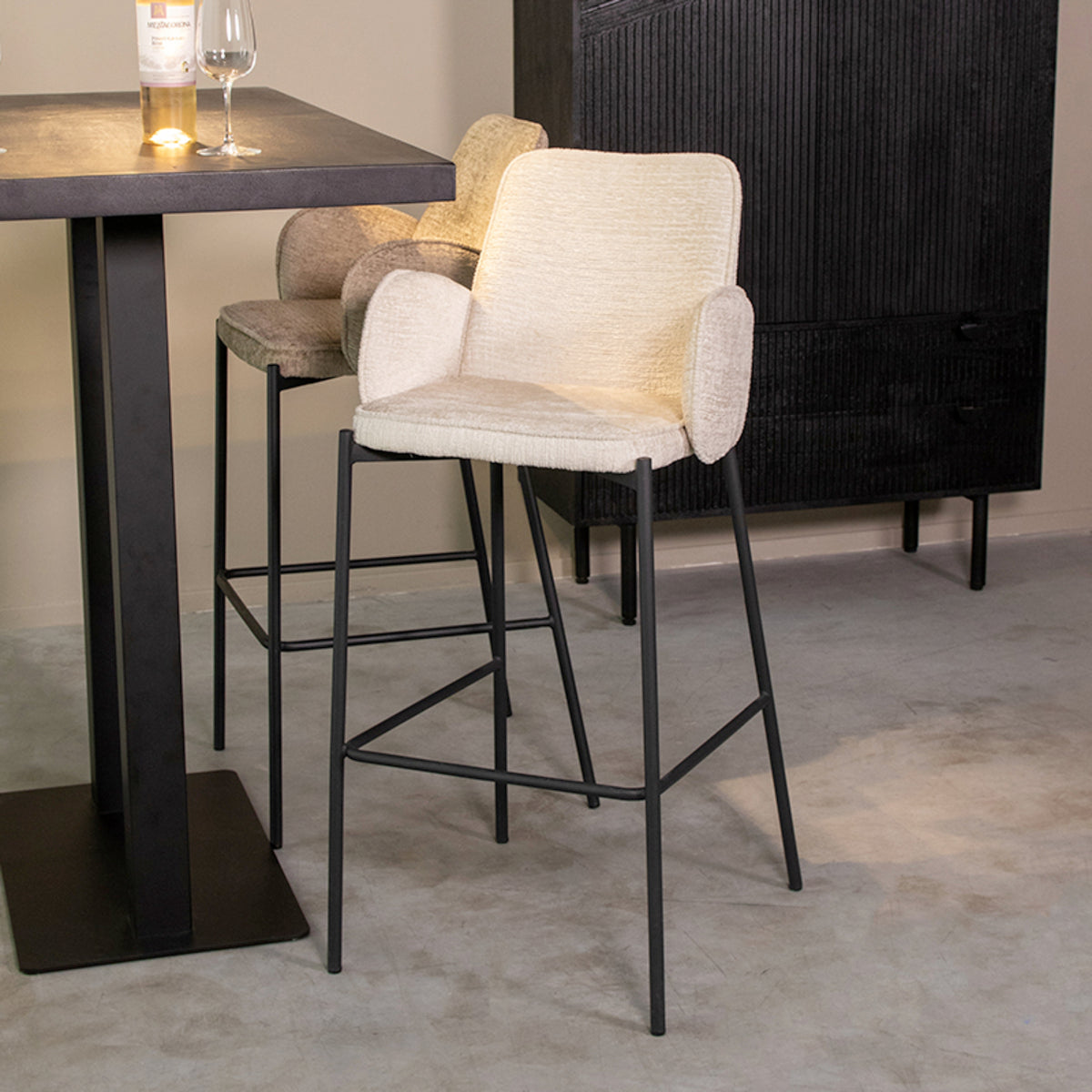 LABEL51 Barkruk Joni - Crème - Elegance - Zithoogte 78 van LABEL51 – Luxe comfort op maat van PureWonen. Vraag naar de beste prijs.