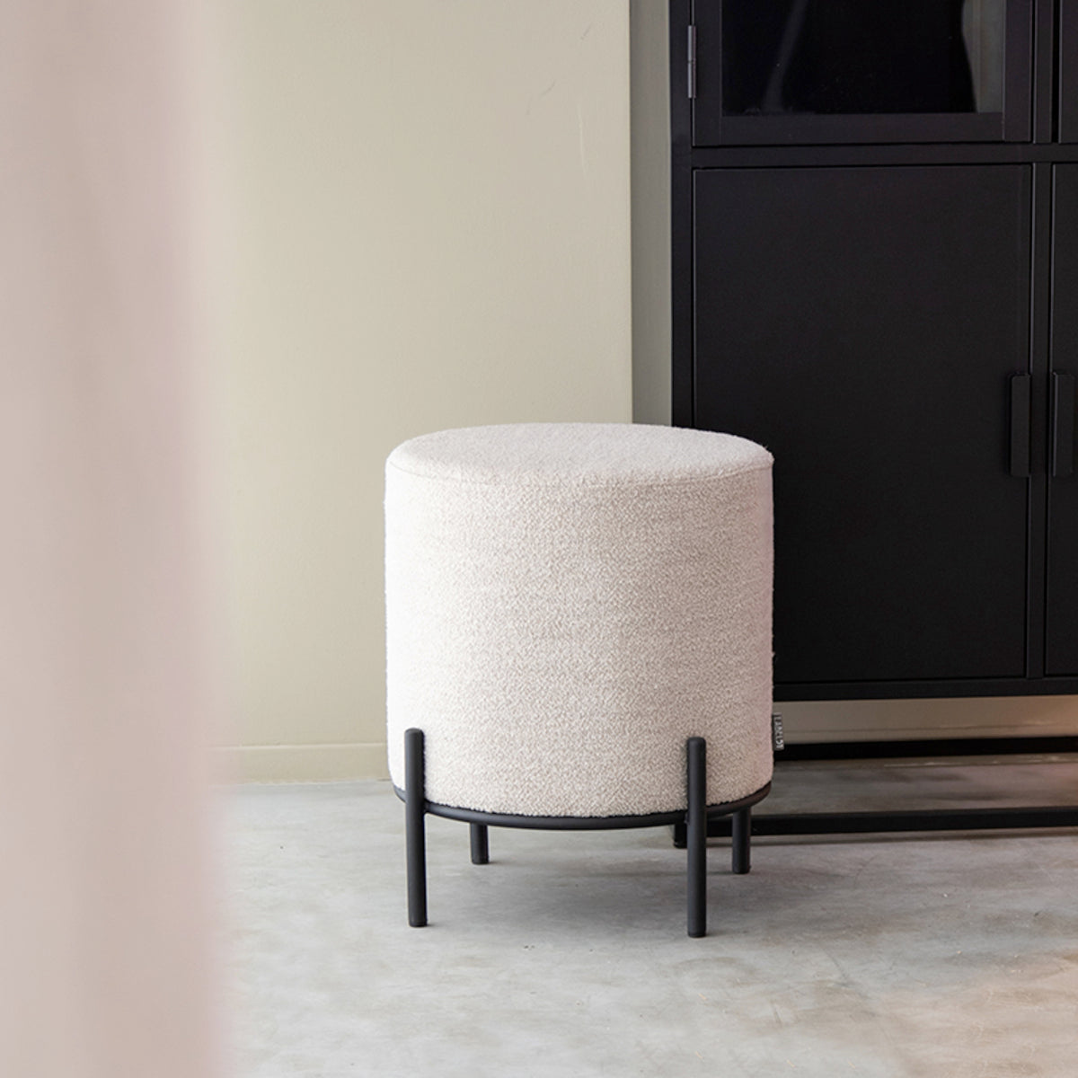 LABEL51 Poef Troy - Naturel - Boucle - M van LABEL51 – Luxe comfort op maat van PureWonen. Vraag naar de beste prijs.
