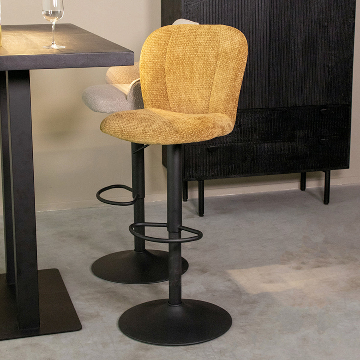 LABEL51 Barkruk Vino - Oker - Elite - Gaslift van LABEL51 – Luxe comfort op maat van PureWonen. Vraag naar de beste prijs.