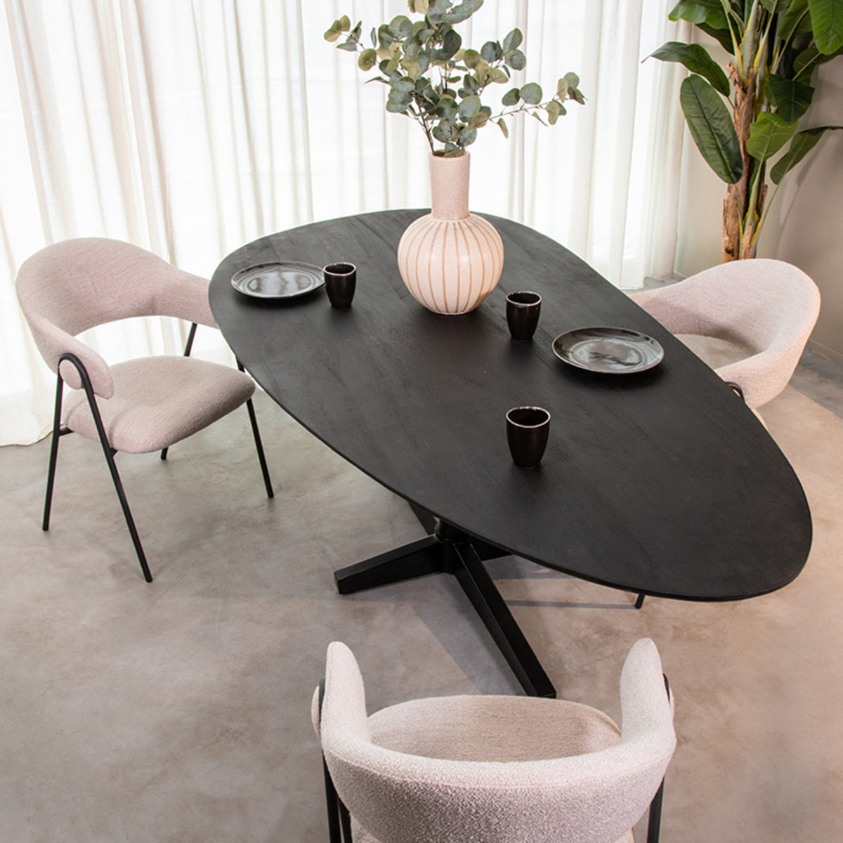 LABEL51 Eetkamertafel Rosie - Zwart - Mangohout - 220x100 cm van LABEL51 – Luxe comfort op maat van PureWonen. Vraag naar de beste prijs.