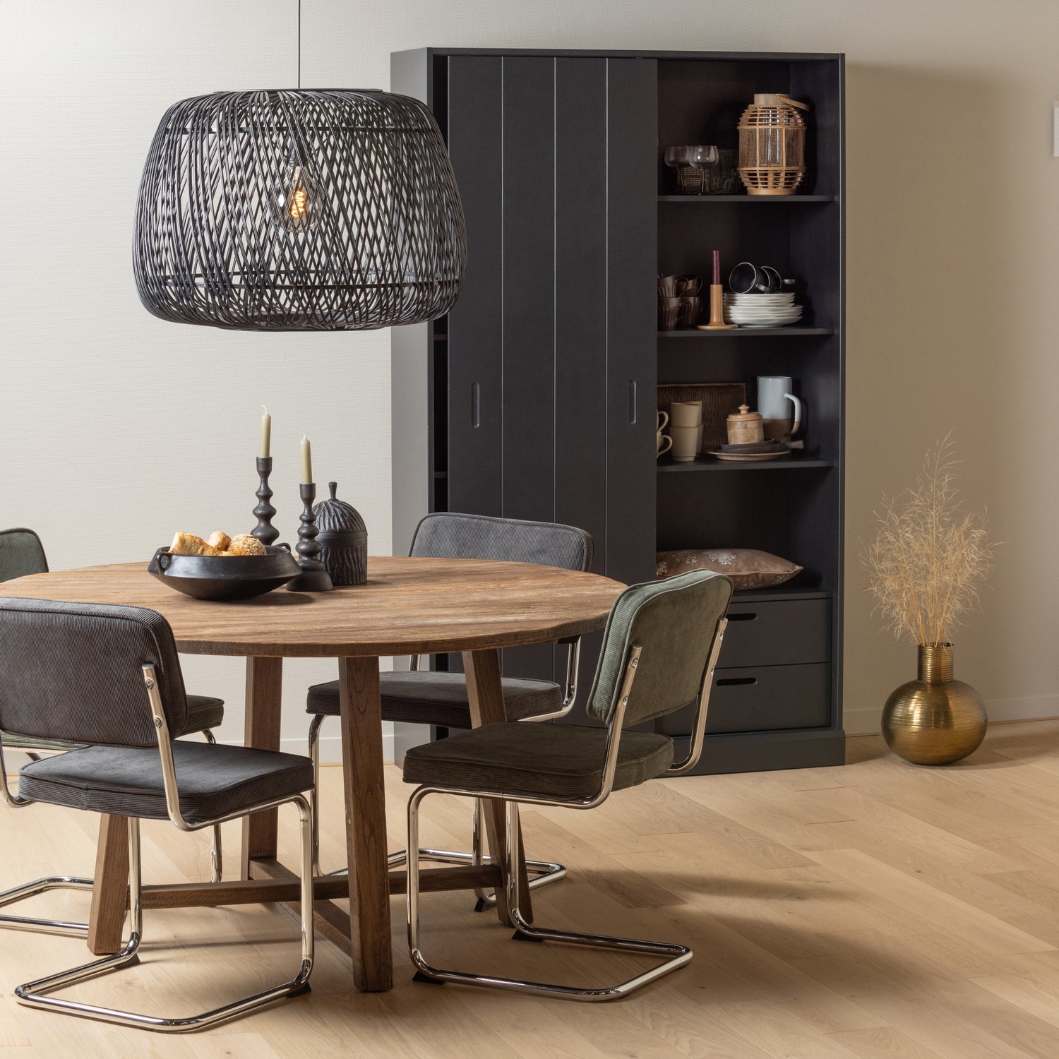 Move Schuifdeurkast Grenen Matzwart [Fsc] van WOOOD – Luxe comfort op maat van PureWonen. Vraag naar de beste prijs.