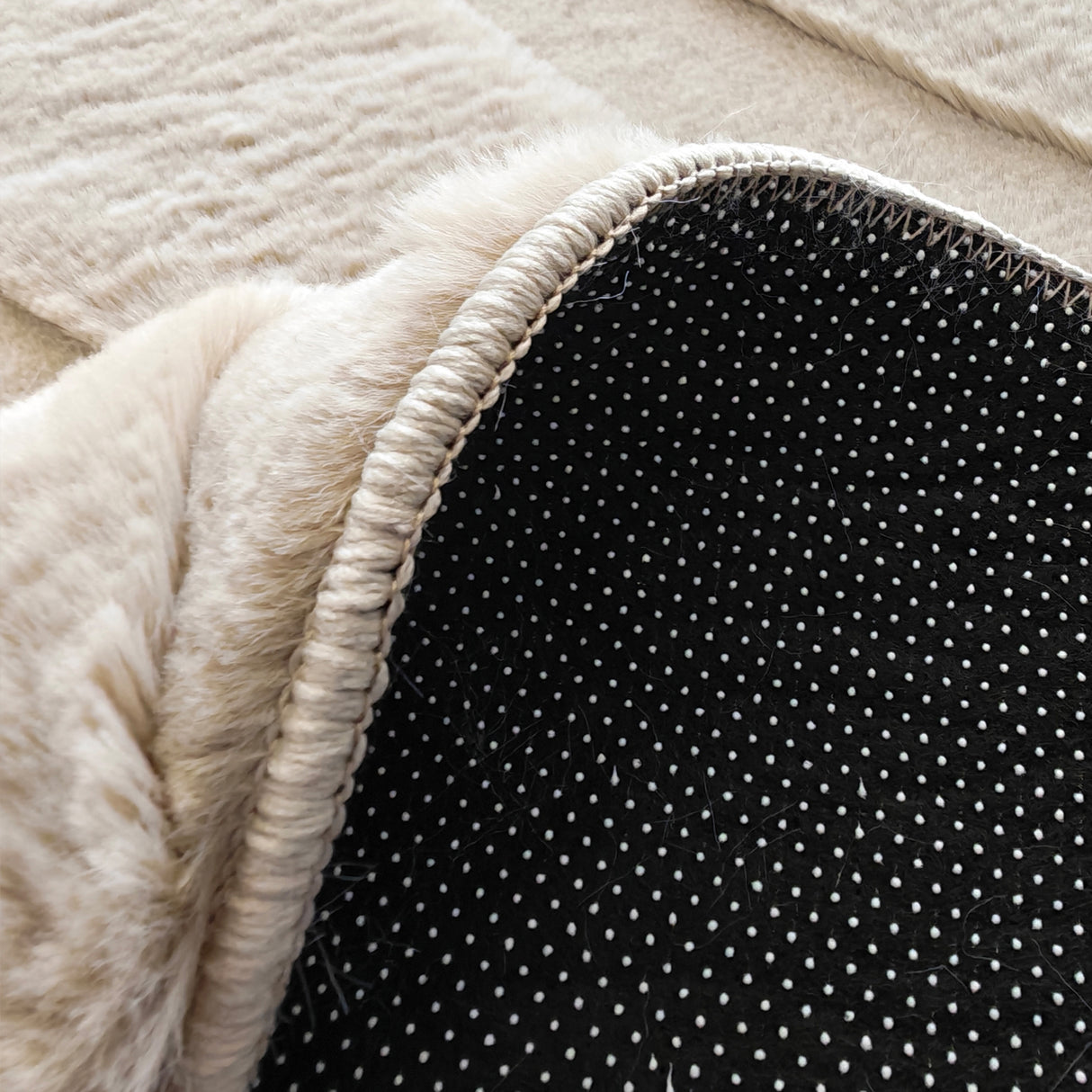 Vloerkleed Sverre beige pebble 230x350 van Richmond Interiors – Luxe comfort op maat van PureWonen. Vraag naar de beste prijs.