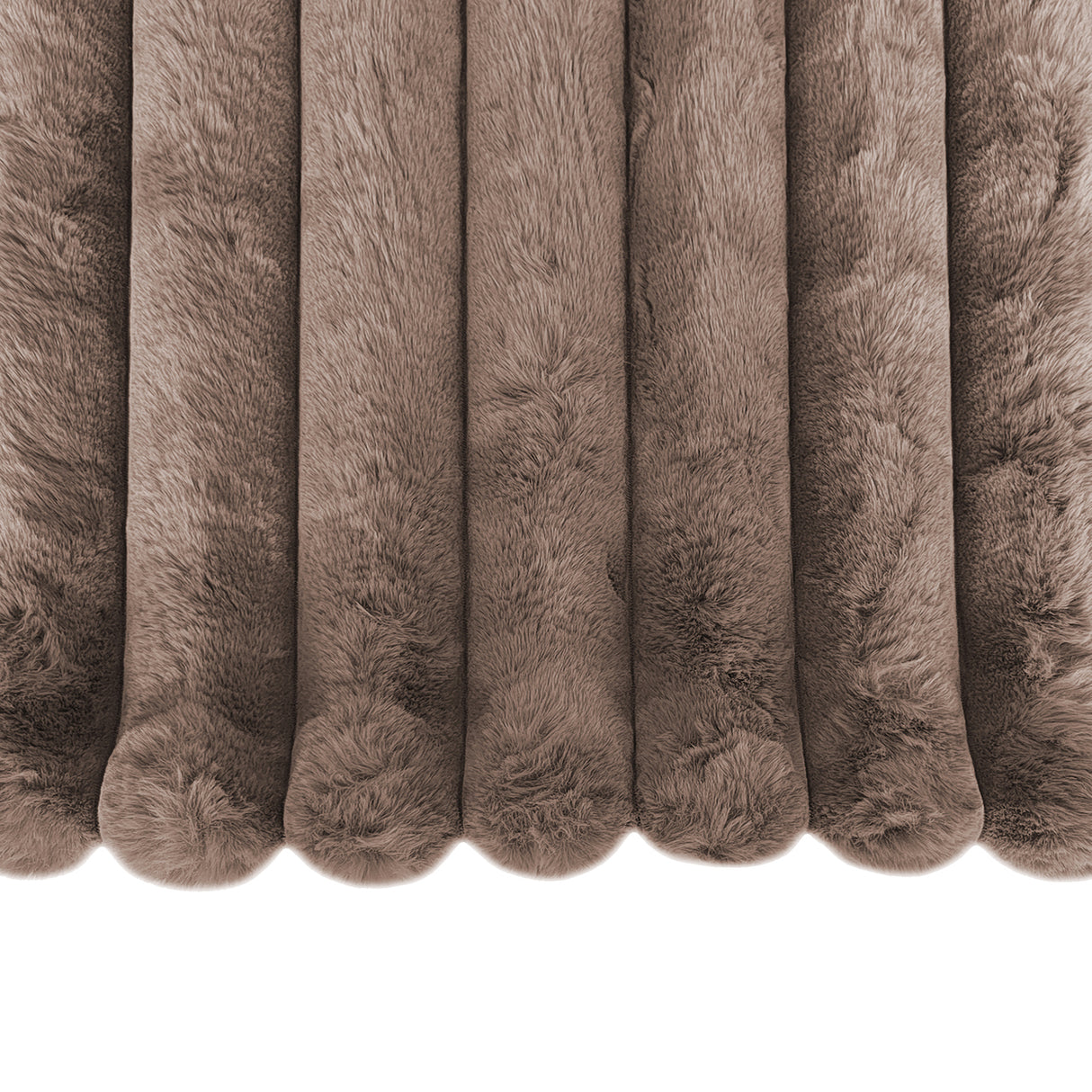 Plaid Chic Furenzo taupe 150x200 van Richmond Interiors – Luxe comfort op maat van PureWonen. Vraag naar de beste prijs.