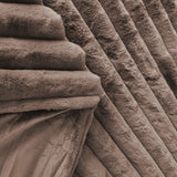 Plaid Chic Furenzo taupe 150x200 van Richmond Interiors – Luxe comfort op maat van PureWonen. Vraag naar de beste prijs.
